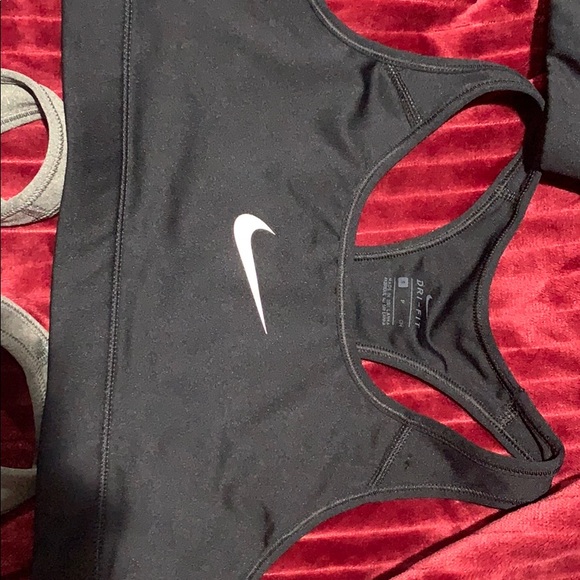 Selling 6 sports bras in perfect condition. - Picture 6 of 8